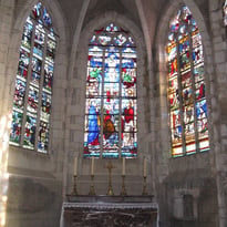 Découvrez librement une église aux vitraux remarquables