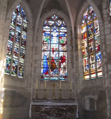 Découvrez librement une église aux vitraux remarquables
