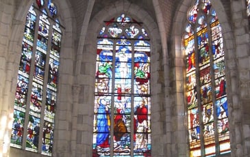Découvrez librement une église aux vitraux remarquables