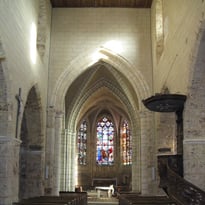 Participez à la visite guidée de l'église et admirez ses vitraux