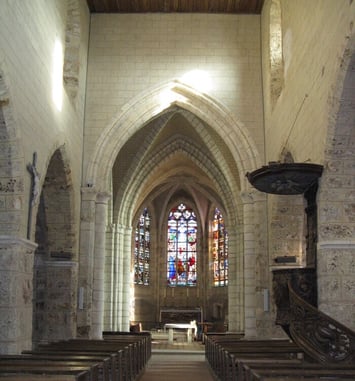 Participez à la visite guidée de l'église et admirez ses vitraux