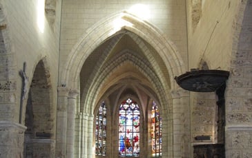 Participez à la visite guidée de l'église et admirez ses vitraux