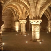 Voyage sonore aux bols tibétains au sein des caves médiévales