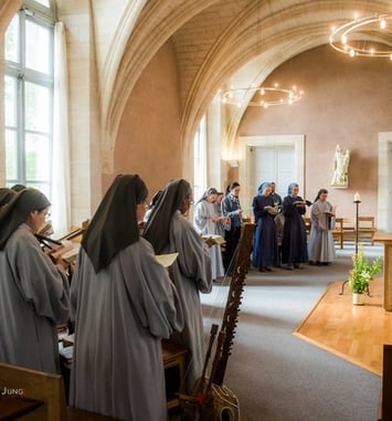 Visite guidée de la salle capitulaire d'un monastère