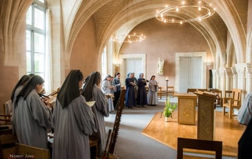 Visite guidée de la salle capitulaire d'un monastère
