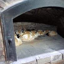 Fabrication et cuisson de pain au levain dans le four à pain