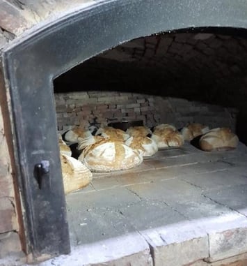 Fabrication et cuisson de pain au levain dans le four à pain