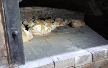 Fabrication et cuisson de pain au levain dans le four à pain