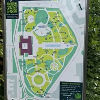 Découvrez le jardin de l'Hôtel de Ville, son arboretum avec tablette numérique