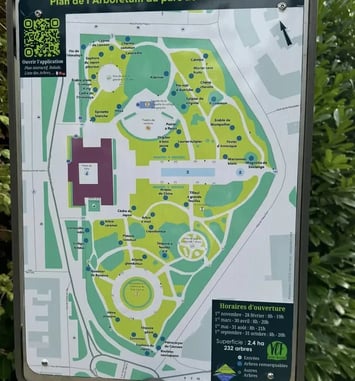 Découvrez le jardin de l'Hôtel de Ville, son arboretum avec tablette numérique