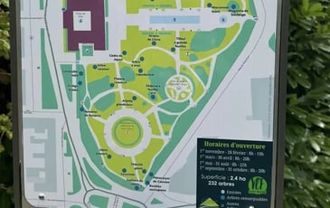 Découvrez le jardin de l'Hôtel de Ville, son arboretum avec tablette numérique
