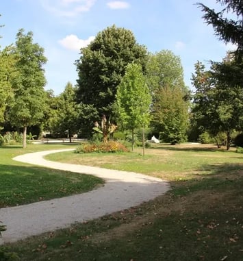 Découvrez le jardin de l'hôtel de ville et le cimetière de Clamart