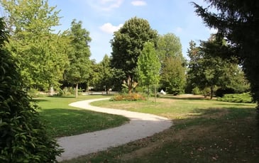 Découvrez le jardin de l'hôtel de ville et le cimetière de Clamart